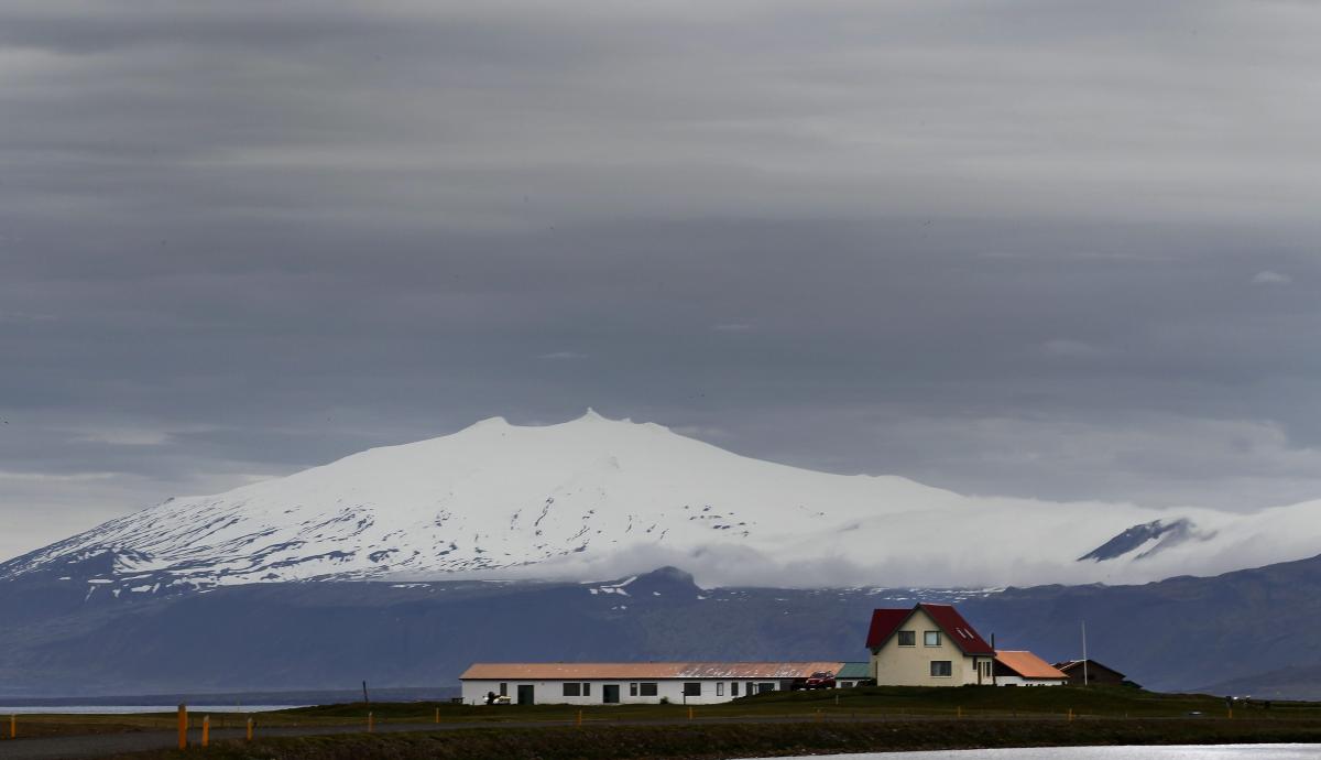Ngọn núi lửa Snæfellsjökull được bao phủ bởi tuyết trắng (Ảnh: Internet).