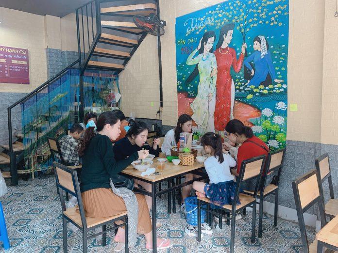 Không gian quán Mì vằn thắn hủ tiếu Mỹ Hạnh được trang trí đẹp mắt. (Nguồn: Internet)