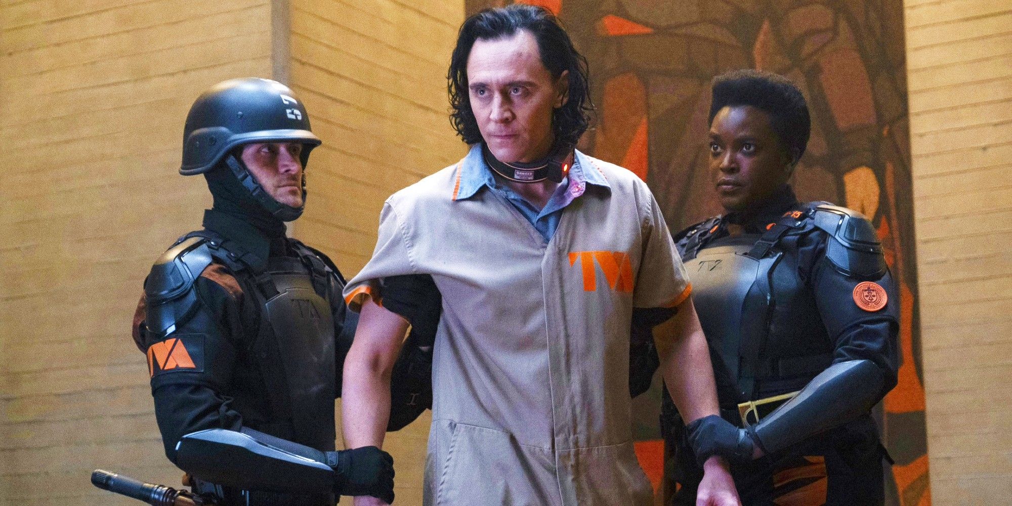 Loki xuyên không thì bị bắt, Avengers thì không, phản diện đúng là số khổ mà. (Ảnh: Internet)
