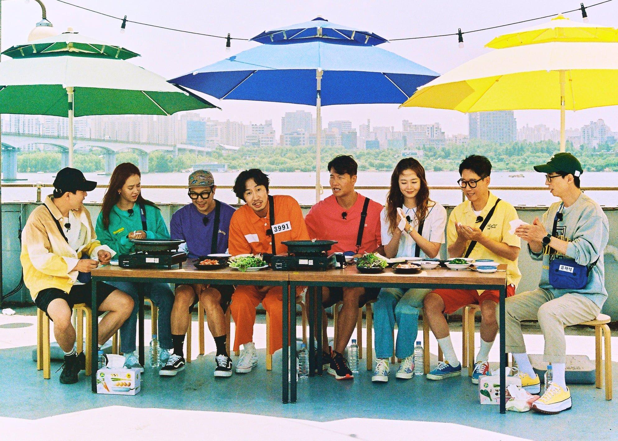 Các thành viên cùng nhau ăn bên cạnh Sông Hàn. (Ảnh: Internet).