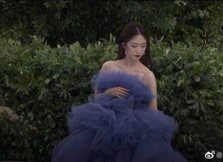 Bờ vai mảnh mai, nữ tính của Mạnh Mỹ Kỳ khiến cư dân mạng ngưỡng mộ. (Nguồn: Internet)