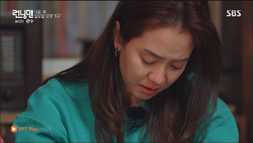 Song Ji Hyo buồn bã trong ngày chia tay người em gắn bó thân thiết trong 11 năm. (Ảnh: Internet).