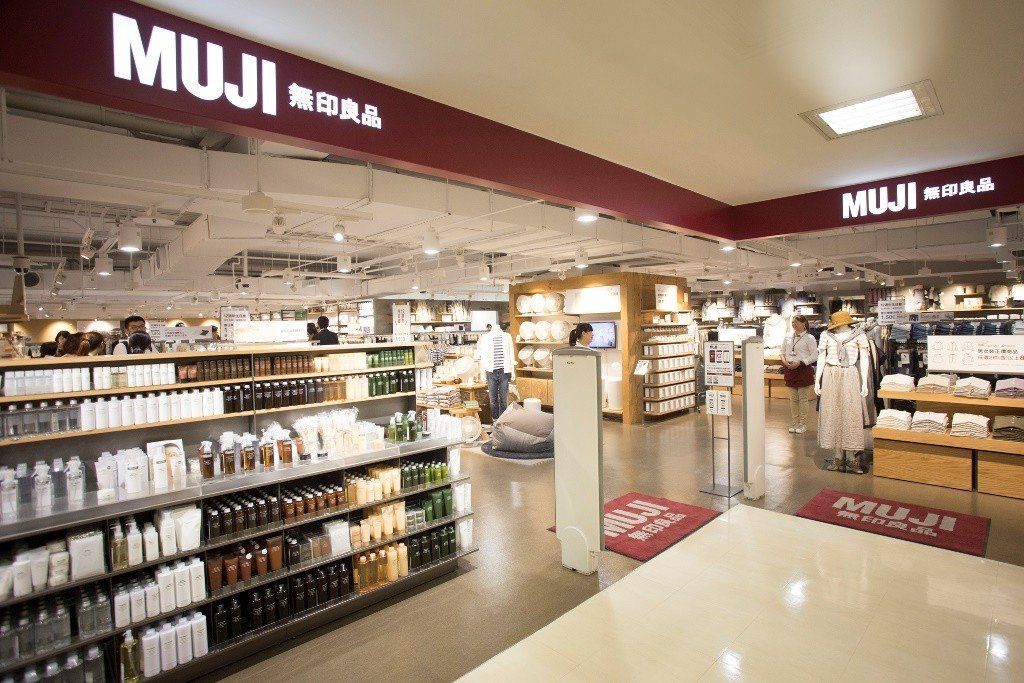 Thương hiệu Muji đến từ Nhật Bản với sự đa dạng trong nhiều lĩnh vực từ chăm sóc da, thiết bị gia dụng, quần áo ( Nguồn: internet)