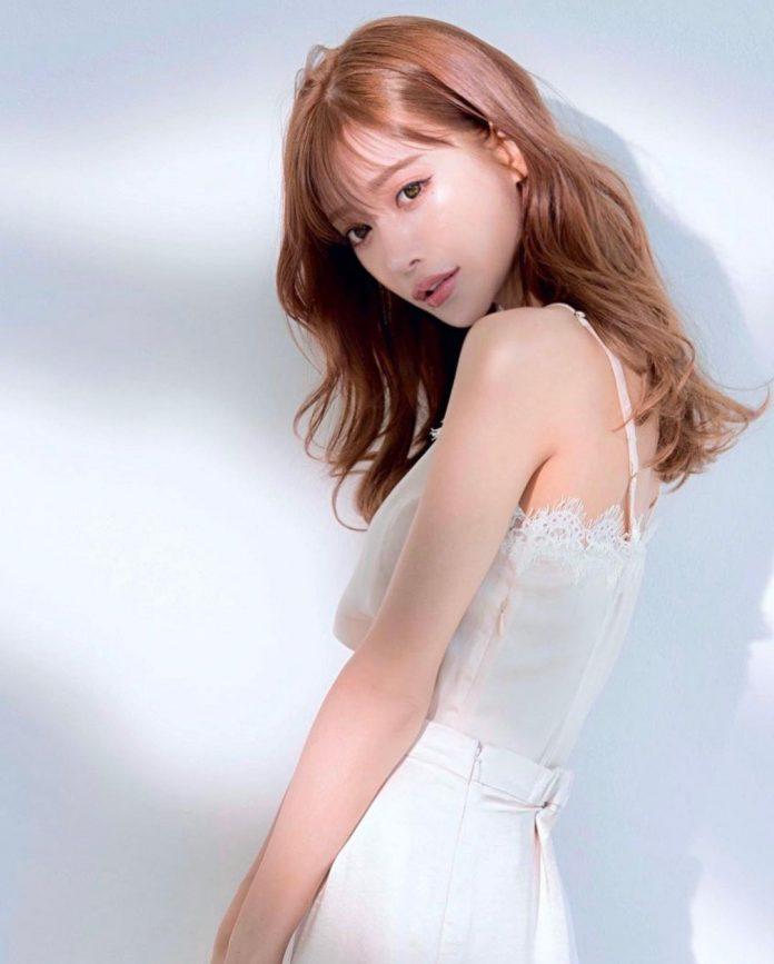 Kirara Asuka bất ngờ có mặt ở hạng 2 trong danh sách những ngôi sao nữ được các khách hàng phẫu thuật thẩm mỹ chuộng nhất Nhật Bản. Ngôi sao sinh năm 1988 sở hữu những diện mạo xinh xắn như búp bê sống bước ra đời thật. (Nguồn: Internet)