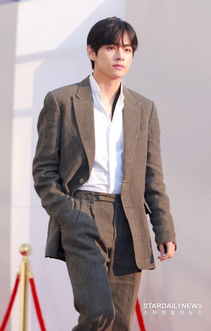 V (BTS) là một trong những mỹ nam Hàn Quốc diện suit đẹp nhất theo tạp chí "25ans" của Nhật Bản bình chọn. Sở hữu chiều cao 1m79 và tỷ lệ cơ thể cân đối, ngôi sao sinh năm 1995 được ví như chàng hoàng tử bước ra từ cổ tích mỗi khi diện suit trên thảm đỏ. (Nguồn: Internet)