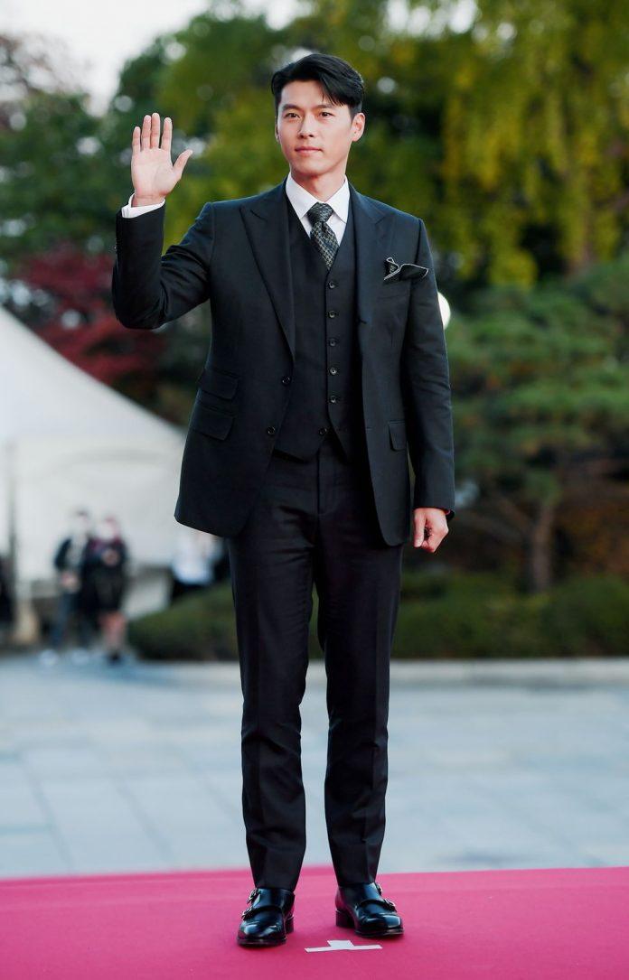 Hyun Bin là một trong những mỹ nam Hàn Quốc diện suit đẹp nhất theo tạp chí "25ans" của Nhật Bản bình chọn. Sở hữu chiều cao khủng 1m85 và hình thể nam tính, ngôi sao sinh năm 1982 được được ca ngợi là "ông chồng quốc dân" trong lòng fangirl khi diện suit. (Nguồn: Internet)