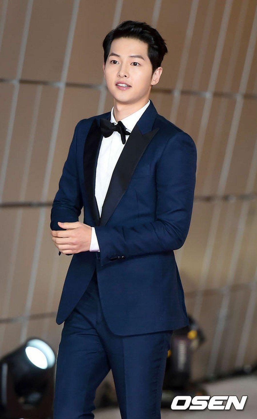 Song Joong Ki là một trong những mỹ nam Hàn Quốc diện suit đẹp nhất theo tạp chí "25ans" của Nhật Bản bình chọn. Sở hữu chiều cao 1m78, ngôi sao sinh năm 1985 mang tới sự đối lập thú vị giữa hình thể nam tính với khuôn mặt búng ra sữa trong bộ suit. (Nguồn: Internet)
