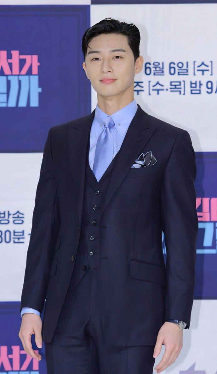 Park Seo Joon là một trong những mỹ nam Hàn Quốc diện suit đẹp nhất theo tạp chí "25ans" của Nhật Bản bình chọn. Sở hữu chiều cao 1m85 và tỷ lệ cơ thể cân đối, ngôi sao sinh năm 1988 từng khiến fangirl "điên đảo" khi diện suit trong các bộ phim đề tài công sở. (Nguồn: Internet)