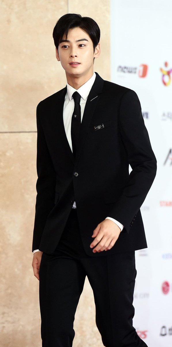 Cha Eunwoo (ASTRO) là một trong những mỹ nam Hàn Quốc diện suit đẹp nhất theo tạp chí "25ans" của Nhật Bản bình chọn. Sở hữu chiều cao 1m83 và tỷ lệ cơ thể cân đối, ngôi sao sinh năm 1997 diện suit lần nào là khiến người hâm mộ "tim lỡ một nhịp" lần đó. (Nguồn: Internet)