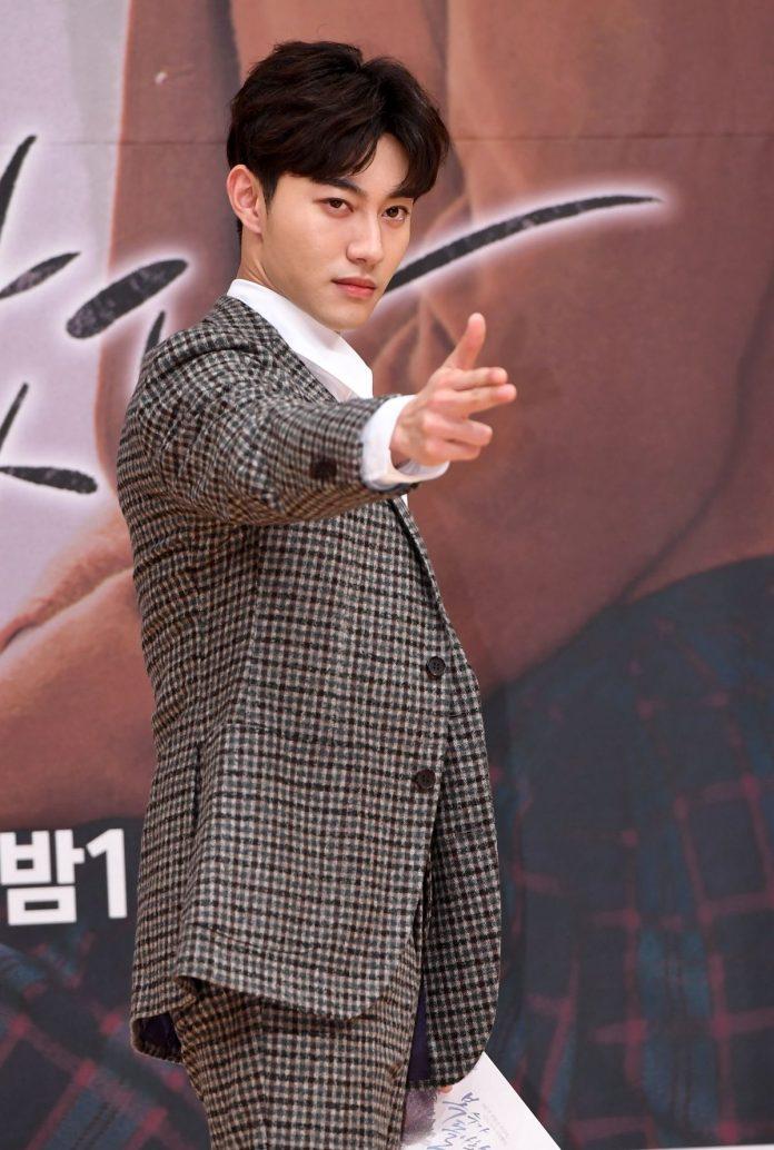 Kwak Dong Yeon là một trong những mỹ nam Hàn Quốc diện suit đẹp nhất theo tạp chí "25ans" của Nhật Bản bình chọn. Sở hữu chiều cao 1m76 và tỷ lệ cơ thể cân đối, ngôi sao sinh năm 1997 được nhận định rất hợp với suit. (Nguồn: Internet)