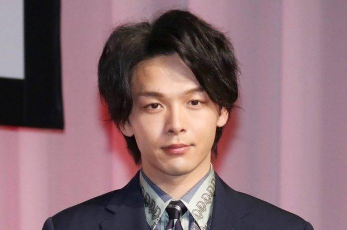 Nakamura Tomoya đứng hạng 14 trong danh sách 50 nam diễn viên được yêu thích nhất năm 2021 với 229 điểm bình chọn. Ngôi sao sinh năm 1986 dù Dù bề ngoài hờ hững lạnh nhạt nhưng lại rất phóng khoáng. Năm ngoái, Nakamura Tomoya đứng hạng 10 trong bảng xếp hạng này. (Nguồn: Internet)
