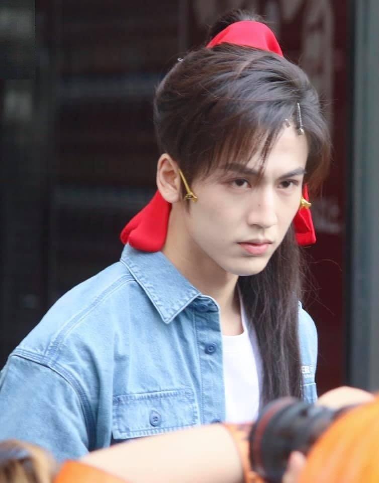 Tóc của Hoa Thành khi vẫn còn là thiếu niên đi theo Tạ Liên (Ảnh: Internet).