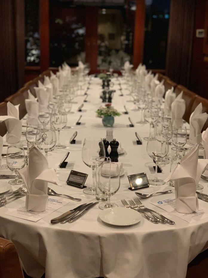 Bàn tiệc phục vụ hội nghị tại Nhà hàng Jacksons Steakhouse. (Ảnh: Internet)