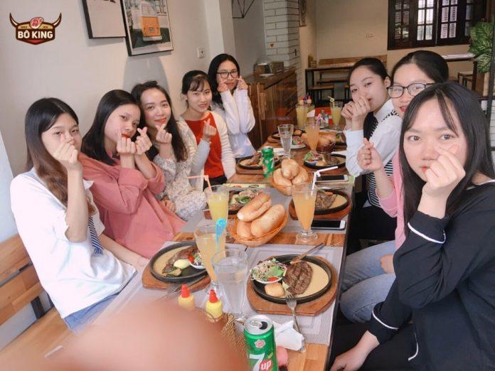 Bàn ăn ở Bò King Beefsteak có sức chứa lên đến 10 người. (ảnh: Internet)