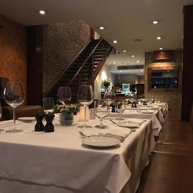 Không gian sang trọng tại Nhà hàng Jacksons Steakhouse. (Ảnh: Internet)