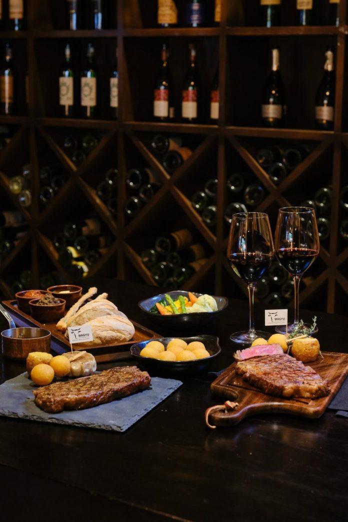 Một bàn ăn thịnh soạn của Moo Beefsteak. (Ảnh: Internet)