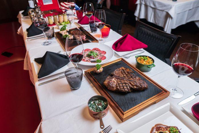 Một bàn ăn thịnh soạn, sang trọng của New York Steakhouse. (Ảnh: Internet)
