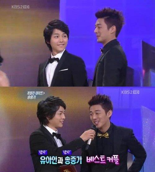 Cặp đôi Yoo Ah In- Song Joong Ki nhận giải Best Couple (ảnh: internet)