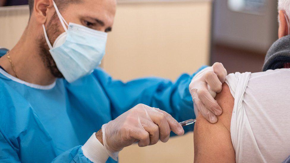 Hướng dẫn của CDC không yêu cầu đeo khẩu trang sau khi đã tiêm vắc-xin (Ảnh: Internet).