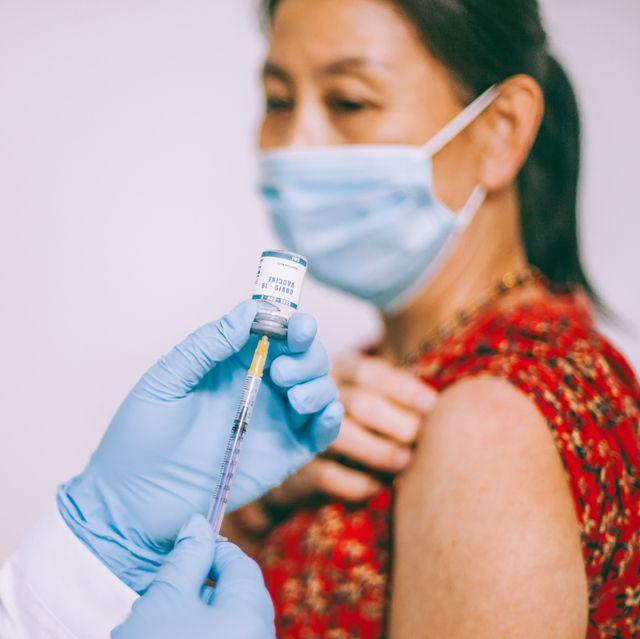 Vắc-xin ngừa COVID-19 đang được triển khai rộng rãi tại nhiều quốc gia (Ảnh: Internet).