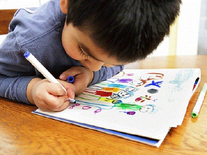 Vẽ tranh và tô màu giúp trẻ phát triển óc sáng tạo từ khi còn rất nhỏ (Ảnh: Internet). Vẽ tranh và tô màu giúp trẻ phát triển óc sáng tạo từ khi còn rất nhỏ (Ảnh: Internet).