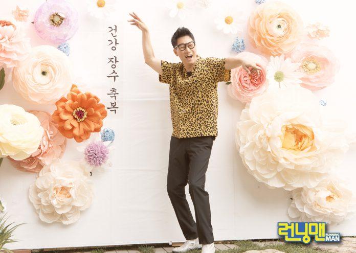 Ji Suk Jin trong buổi chụp hình kỷ niệm 11 năm phát sóng chương trình. (Ảnh: Internet).