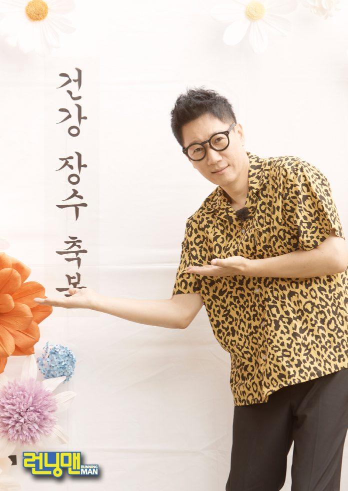 Ji Suk Jin trong buổi chụp hình kỷ niệm 11 năm phát sóng chương trình. (Ảnh: Internet).