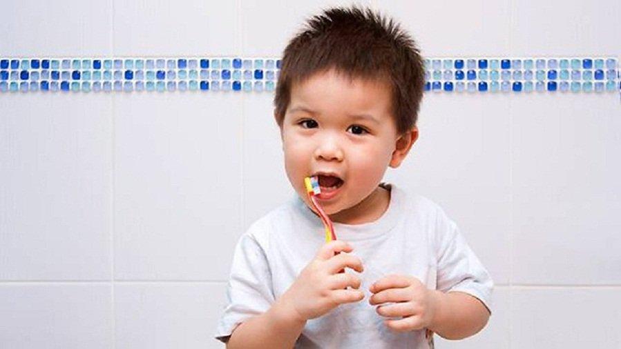 Trẻ em là đối tượng dễ bị ảnh hưởng bởi tình trạng nhiễm fluor ở răng (Ảnh: Internet).