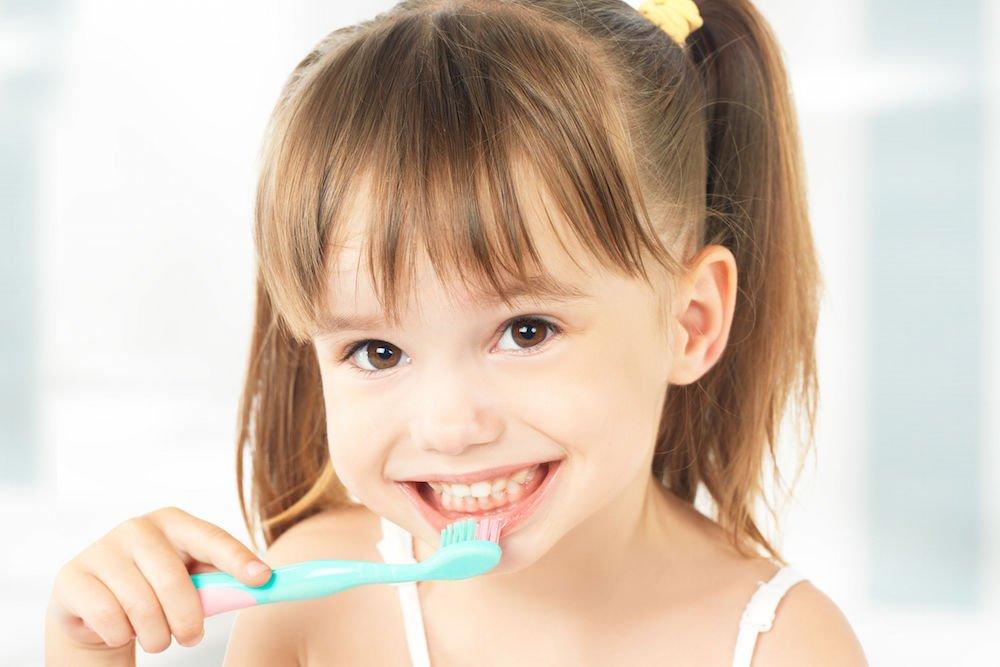 Trẻ em ở độ tuổi mọc răng cần được bảo vệ bằng kem đánh răng chứa fluor (Ảnh: Internet).