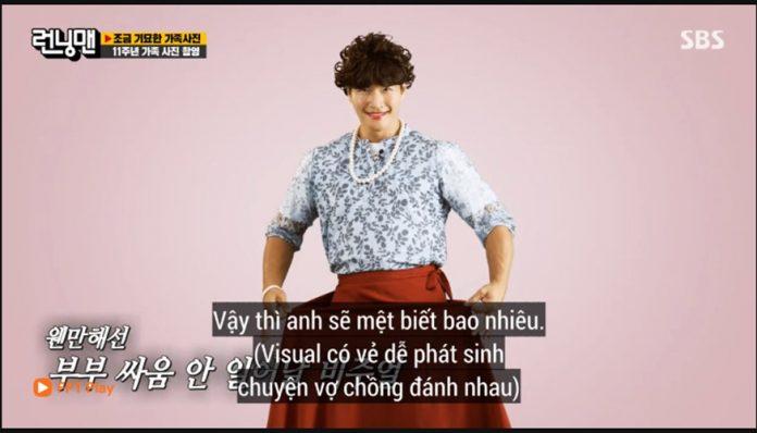 Cũng như Ji Suk Jin, Kim Jong Kook đấu giá thành công với vai người mẹ cơ bắp. (Ảnh: Internet).