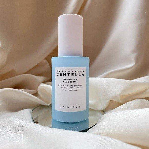 Tinh chất Skin1004 Madagascar Centella Hyalu Cica Blue Serum là dòng sản phẩm mới ra mắt gần đây với tác dụng cấp nước, cấp ẩm và phục hồi da mạnh mẽ ( Nguồn: internet)