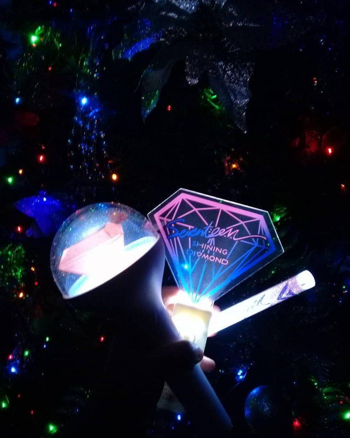 Vào ngày 3 tháng 2 năm 2017, SEVENTEEN đã ra mắt một hình ảnh về lightstick chính thức của họ trên tài khoản Twitter chính thức của nhóm (Nguồn: internet)