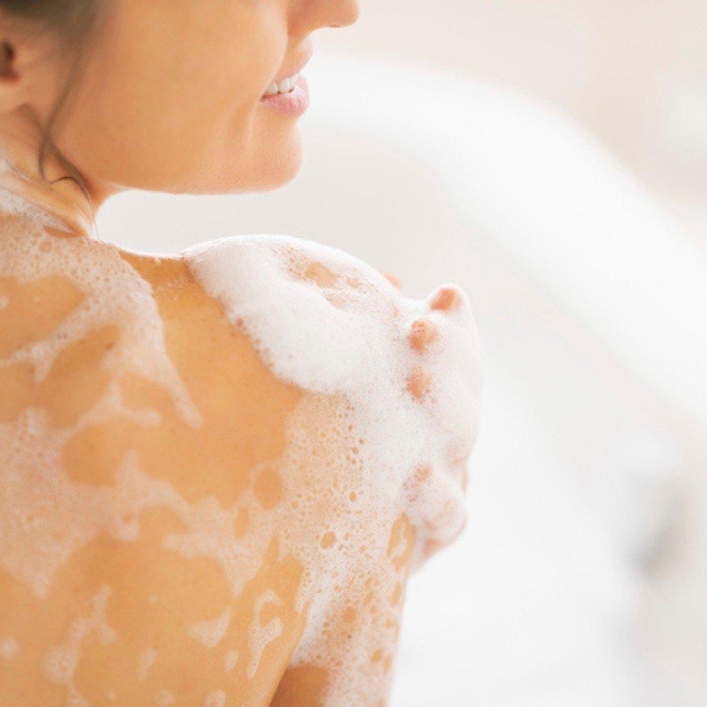 Vệ sinh da sạch sẽ bằng các loại sữa tắm dịu nhẹ giúp giảm tình trạng viêm nang lông (ảnh: internet)