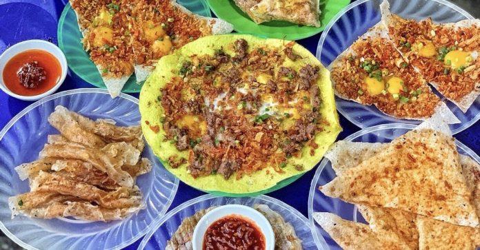 Bánh tráng trộn ở dì Hoa Đà Nẵng hấp dẫn và đa dạng các vị (Nguồn: Internet)