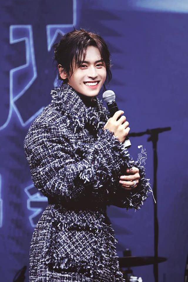 Nụ cười tỏa nắng cùng mái tóc dài bồng bềnh vô cùng điển trai của Trương Triết Hạn ở concert 2020 (Nguồn: Internet)