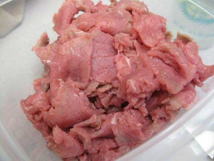 Thịt chưa chín có thể mang nhiều mầm bệnh nguy hiểm (Ảnh: Internet).