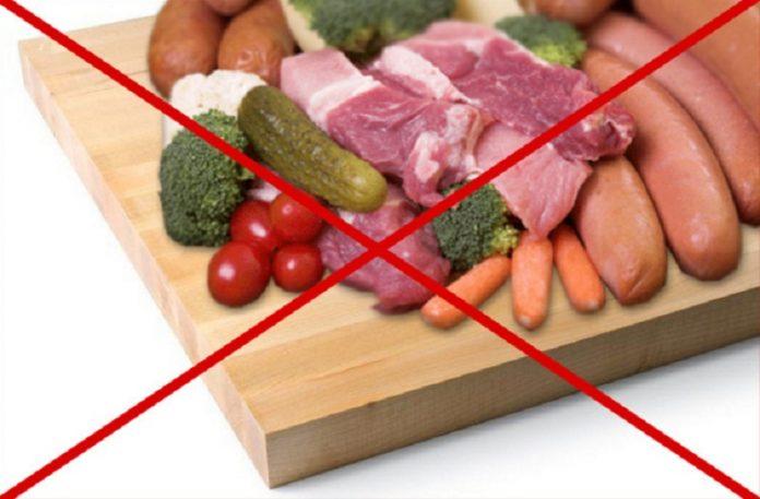 Không để chung rau củ quả với thịt sống để tránh lây nhiễm chéo (Ảnh: Internet).