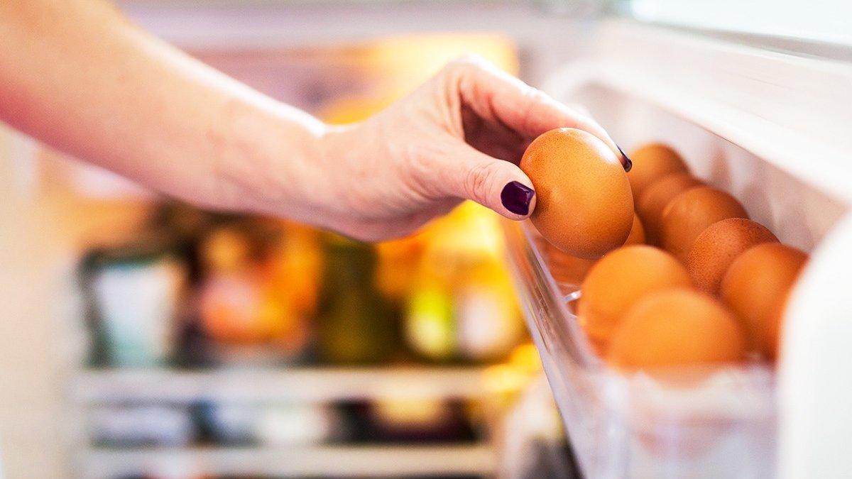 Giữ trứng trong tủ lạnh sẽ đảm bảo vệ sinh an toàn hơn (Ảnh: Internet).