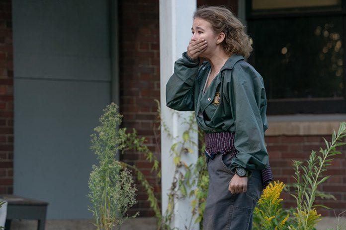 Regan (Millicent Simmonds) braves the unknown in "A Quiet Place Part II." (Ảnh: Internet)