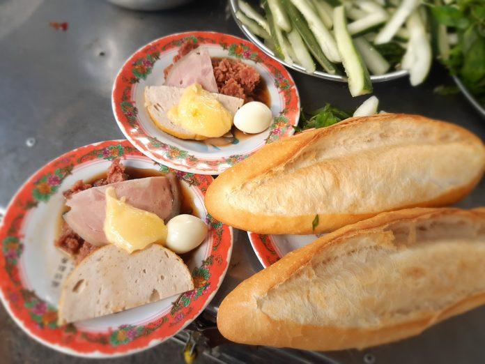 9 tiệm bánh mì ngon ở Đà Nẵng, nhất định phải thử! 5 món ăn vỉa hè ăn gì đà nẵng ăn gì ở Đà Nẵng bánh mì bánh mì cay bánh mì chà bông Bánh mì DELI HANOI bánh mì đà nẵng bánh mì Hội An banh mì madam khanh bánh mì Phượng bánh mì thịt cà phê chả bò đà nẵng du lịch Đà Nẵng Đà Nẵng Food tour Hoi An món ăn đường phố thông tin