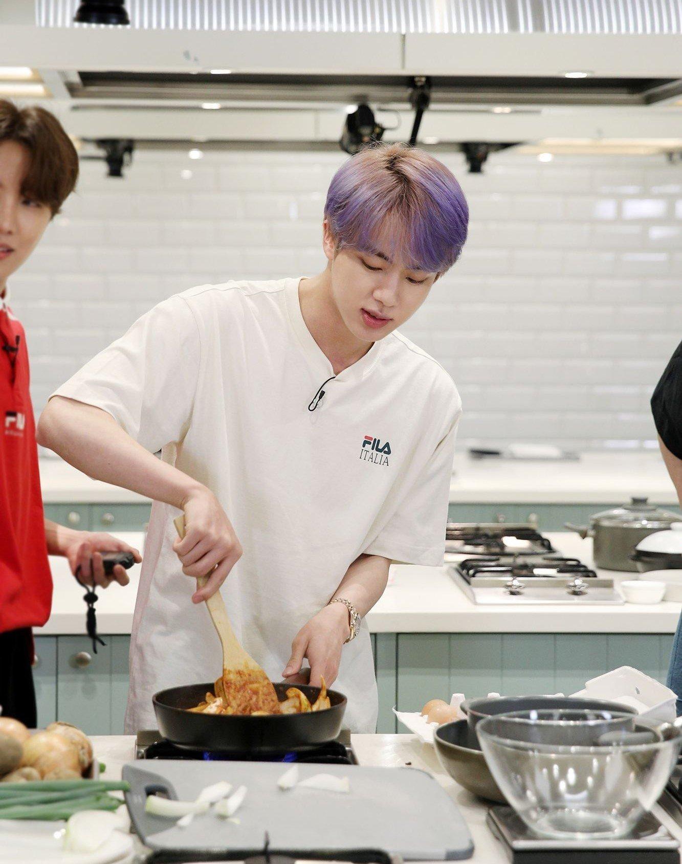 Tay Jin rất được chú ý khi nấu ăn (Nguồn: Internet).