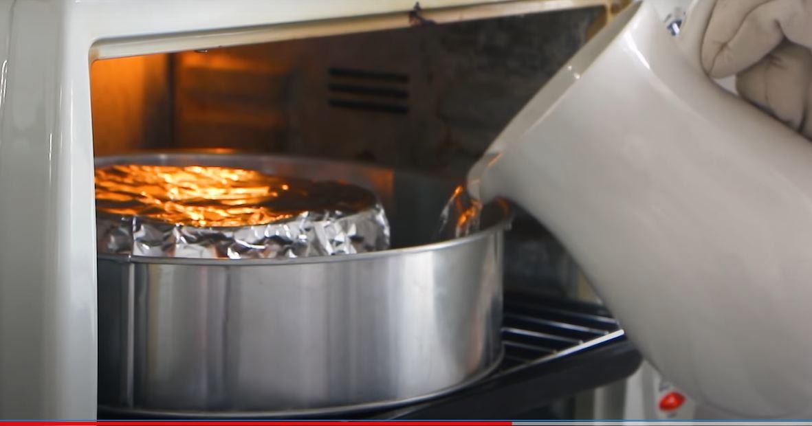 Chỗ hỗn hợp flan vào khuôn, đem đi nướng nhiệt độ 155 độ C (Nguồn: Cooky TV)