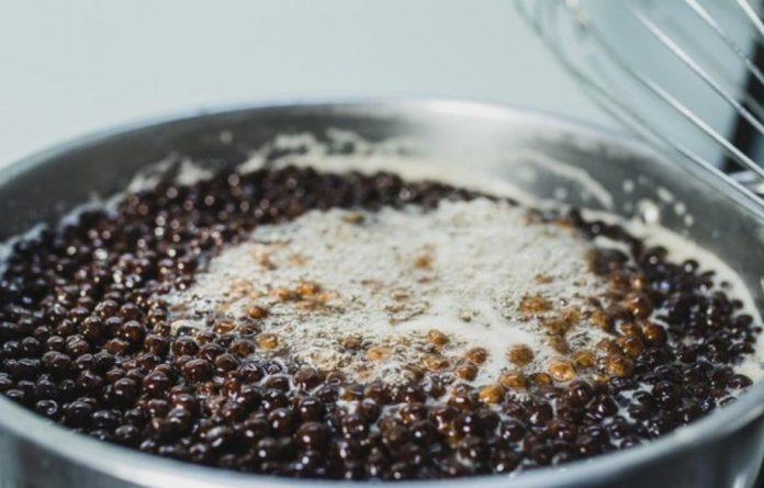 Nấu trân châu bằng nước sôi mạnh (Nguồn: Internet)