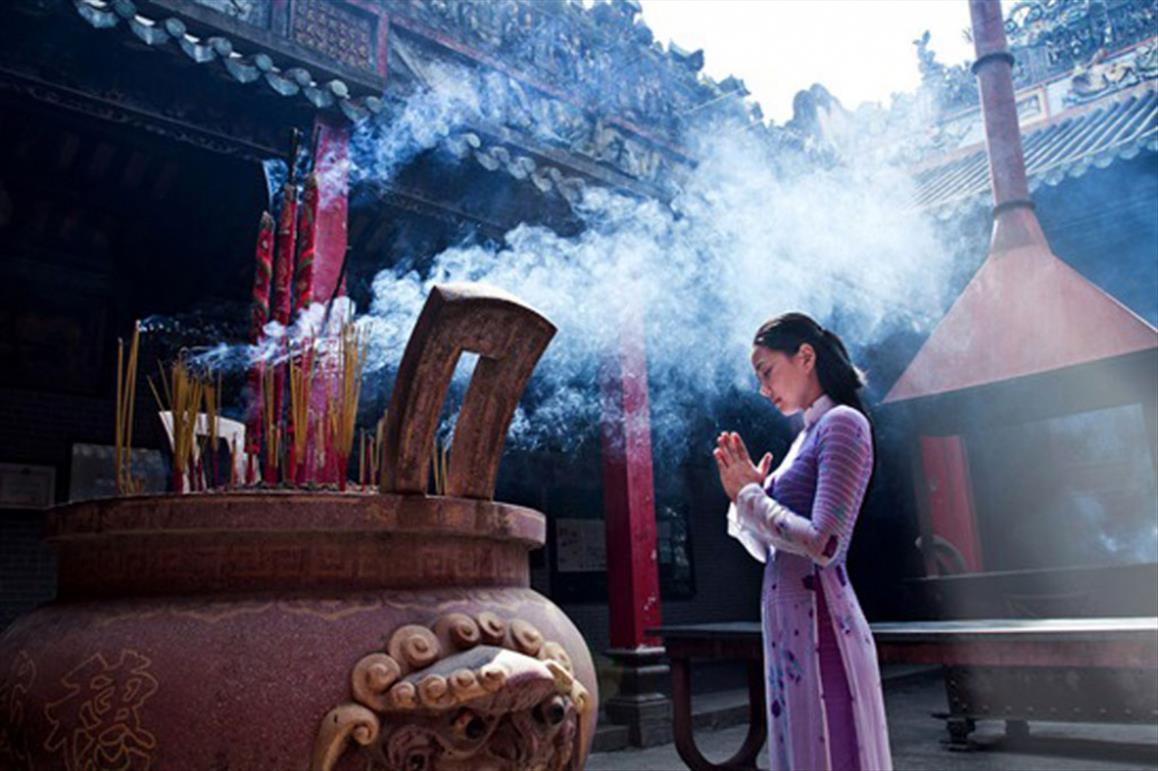 Đi chùa cầu duyên ngày đầu năm mong gặp duyên tốt duyên lành. (Nguồn: Internet).