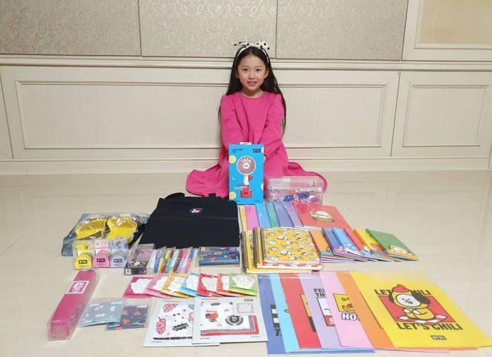 Hình ảnh Koo Sarang chụp cùng goods BT21 được Jimin gửi tặng (Ảnh: Internet)