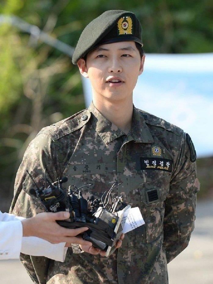 Song Joong Ki cực ngầu trong trang phục người lính (Nguồn: Internet).