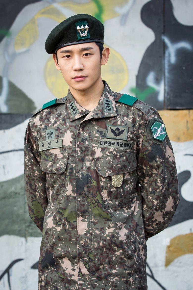 Jung Hae In cực ngầu trong trang phục người lính (Nguồn: Internet).