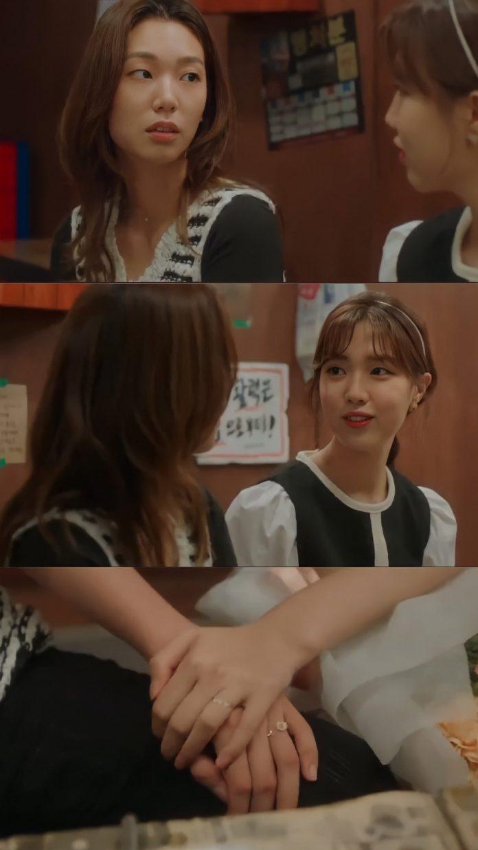 Soljiwan đeo nhẫn cặp (Ảnh: Internet)