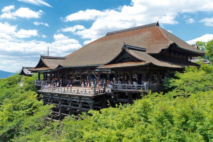 Chùa Kiyomizu được đỡ bởi hàng trăm cột gỗ bên dưới (Nguồn: Internet). Chùa Kiyomizu được đỡ bởi hàng trăm cột gỗ bên dưới (Nguồn: Internet).