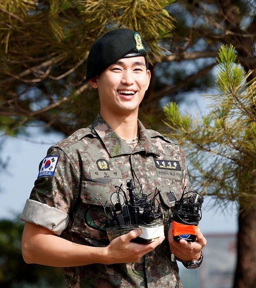 Kim Soo Hyun cực ngầu trong trang phục người lính (Nguồn: Internet).